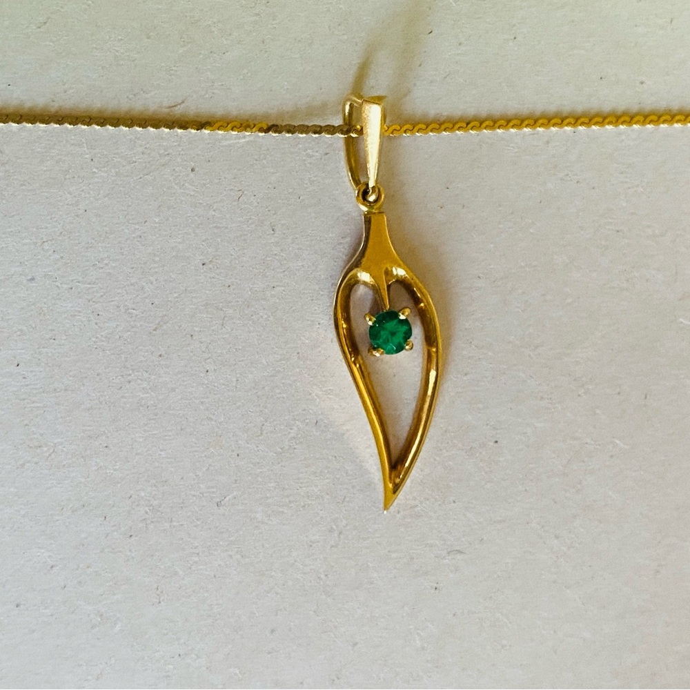 18KT Gold Teardrop Pendant 18KT Gold Necklace Genuine Emerald Stone 5.67g/.2oz - Picture 2 of 9